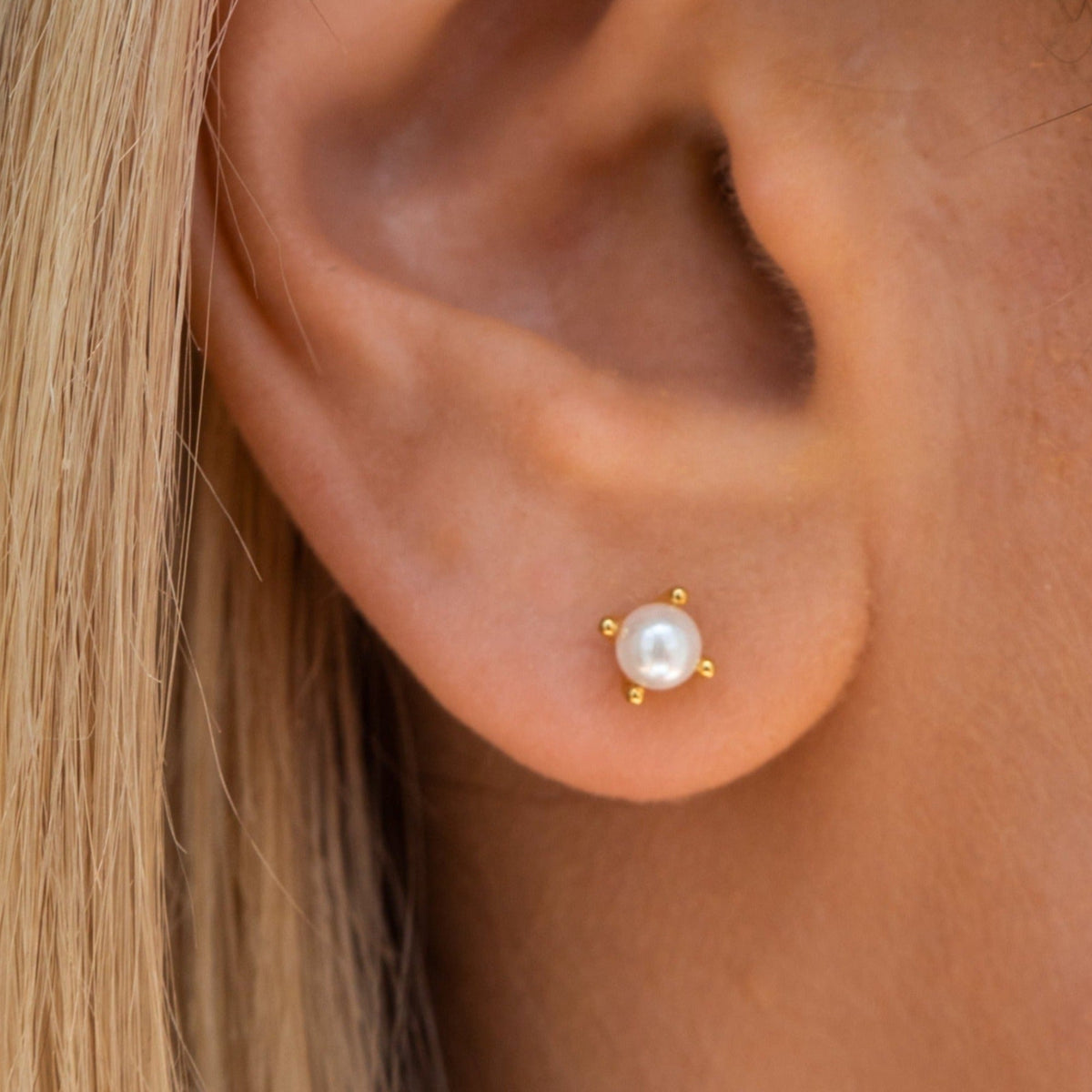 Jessi - Aretes de perlas doradas