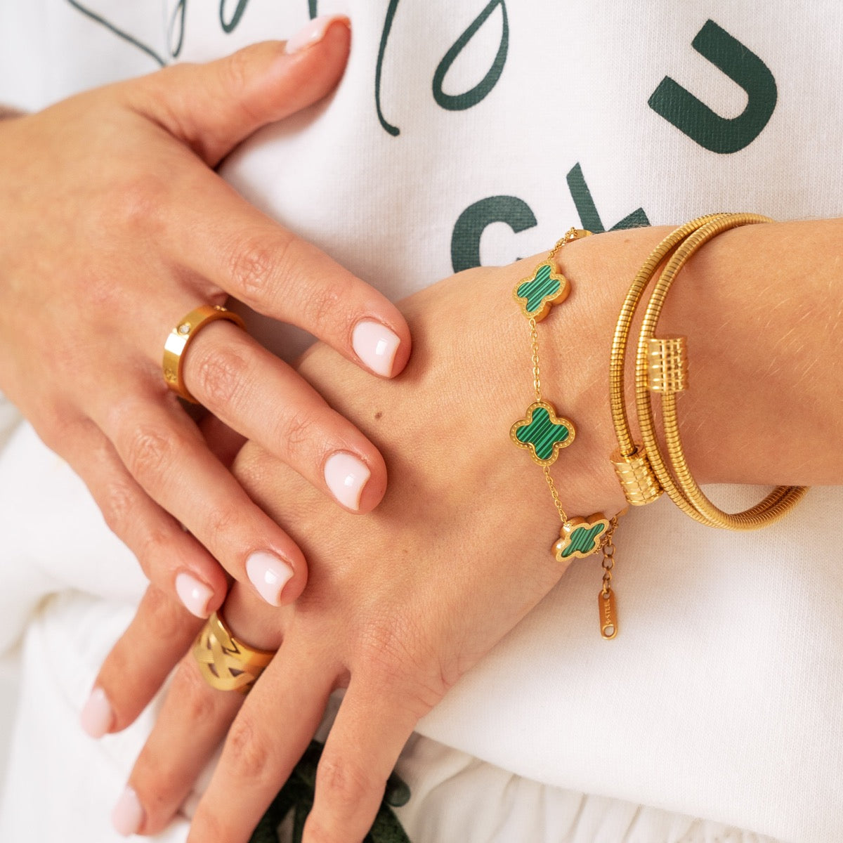 Angie – Pulsera con diseño torcido en oro