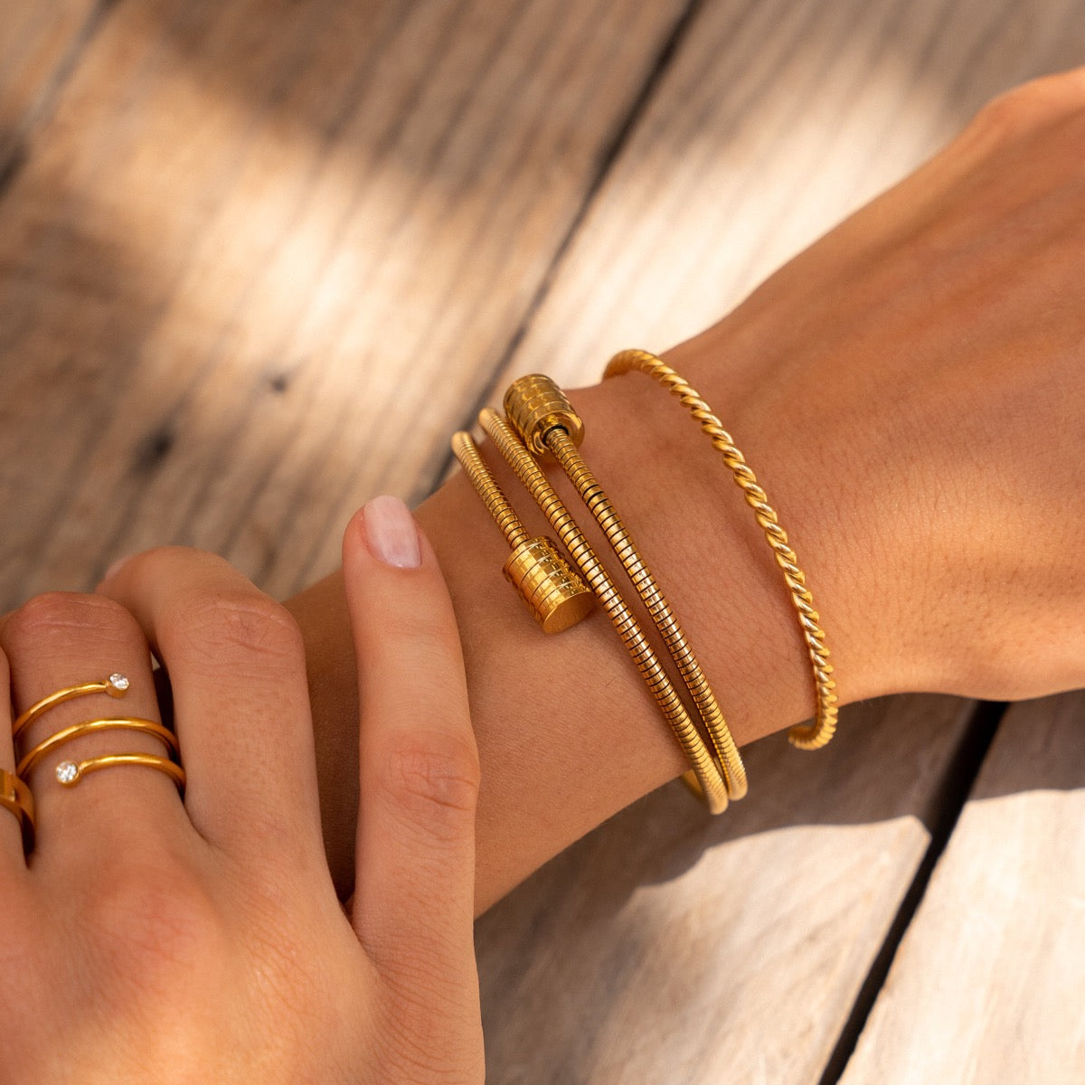 Angie – Pulsera con diseño torcido en oro