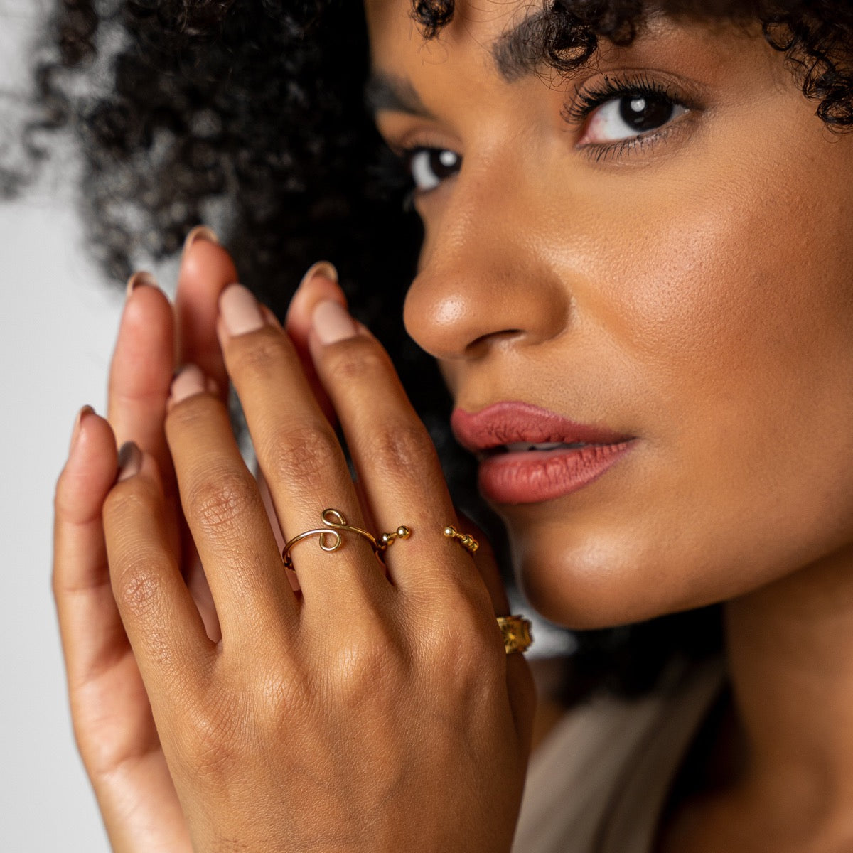 Neri – Anillo antiestrés ajustable con perlas