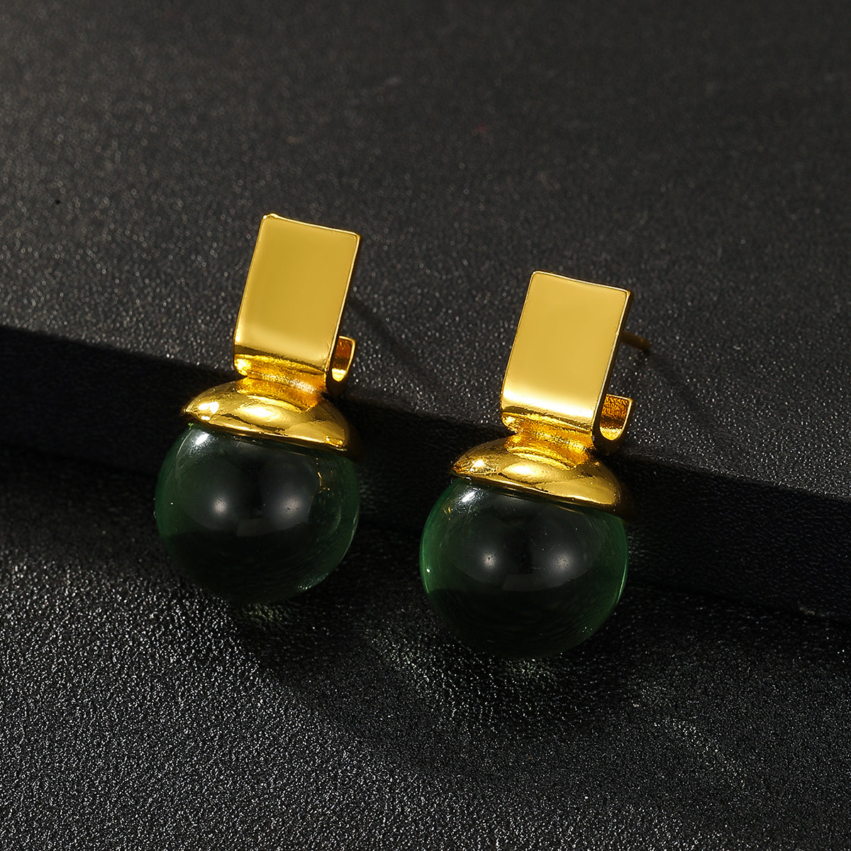 Charlie - Pendientes retro con cristal verde y detalles dorados