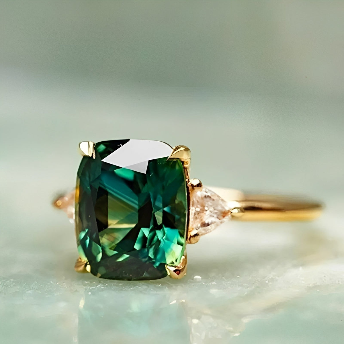 Aveline – Anillo cuadrado elegante con esmeralda verde