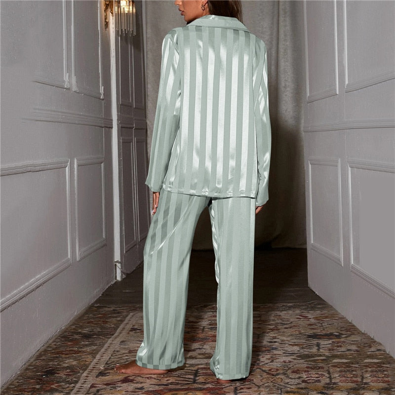Pijama Elegante de Tela Suave para Mujer