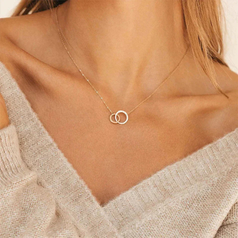 Isabelle - Cadena de aros dorados