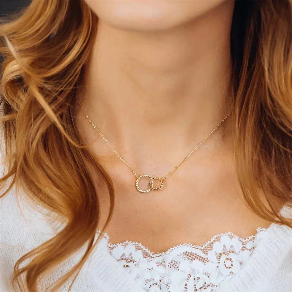 Isabelle – collar hoop en oro sofisticado