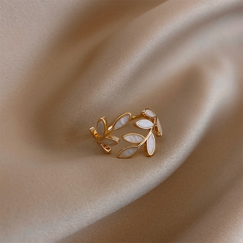 Pria – Anillo sofisticado de ópalo blanco y hoja
