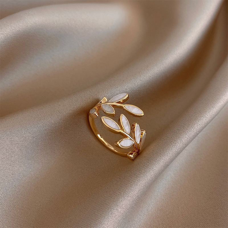 Auriane – anillo dorado con hoja y ópalo blanco