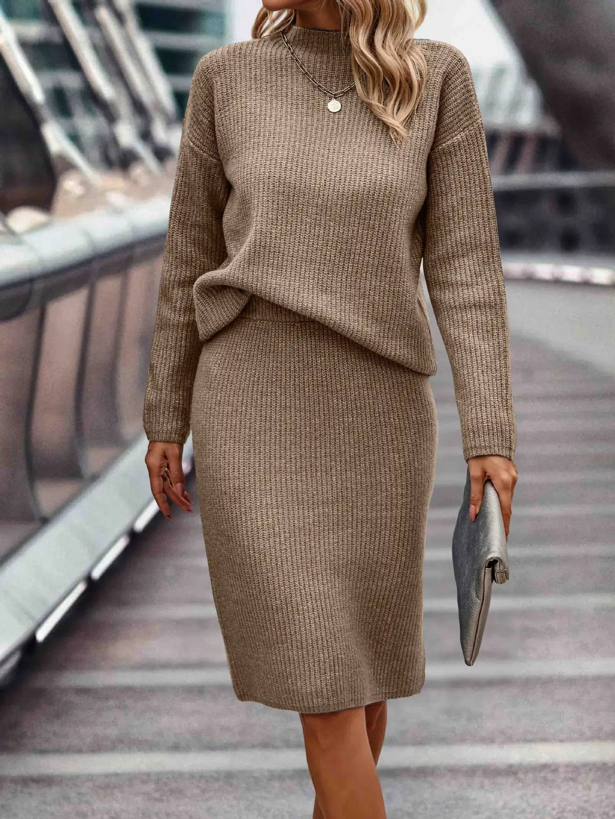 Amoura - Conjunto elegante con suéter y falda para los días fríos