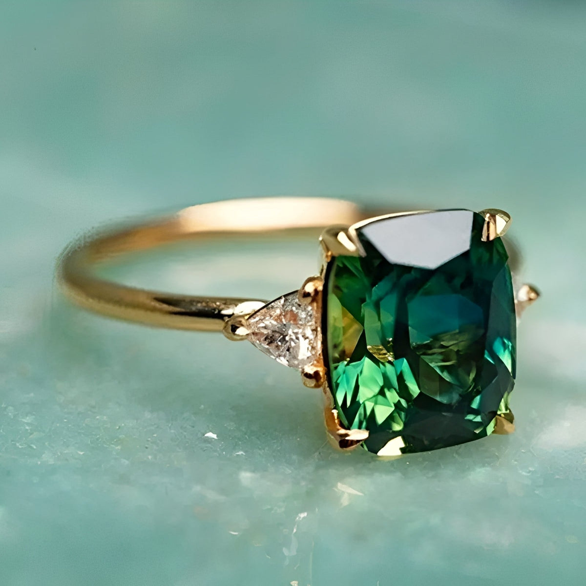 Aveline – Anillo cuadrado elegante con esmeralda verde