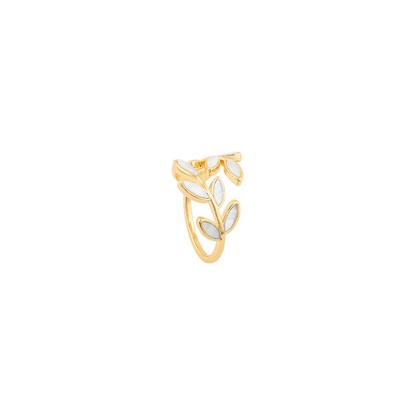 Auriane – anillo dorado con hoja y ópalo blanco