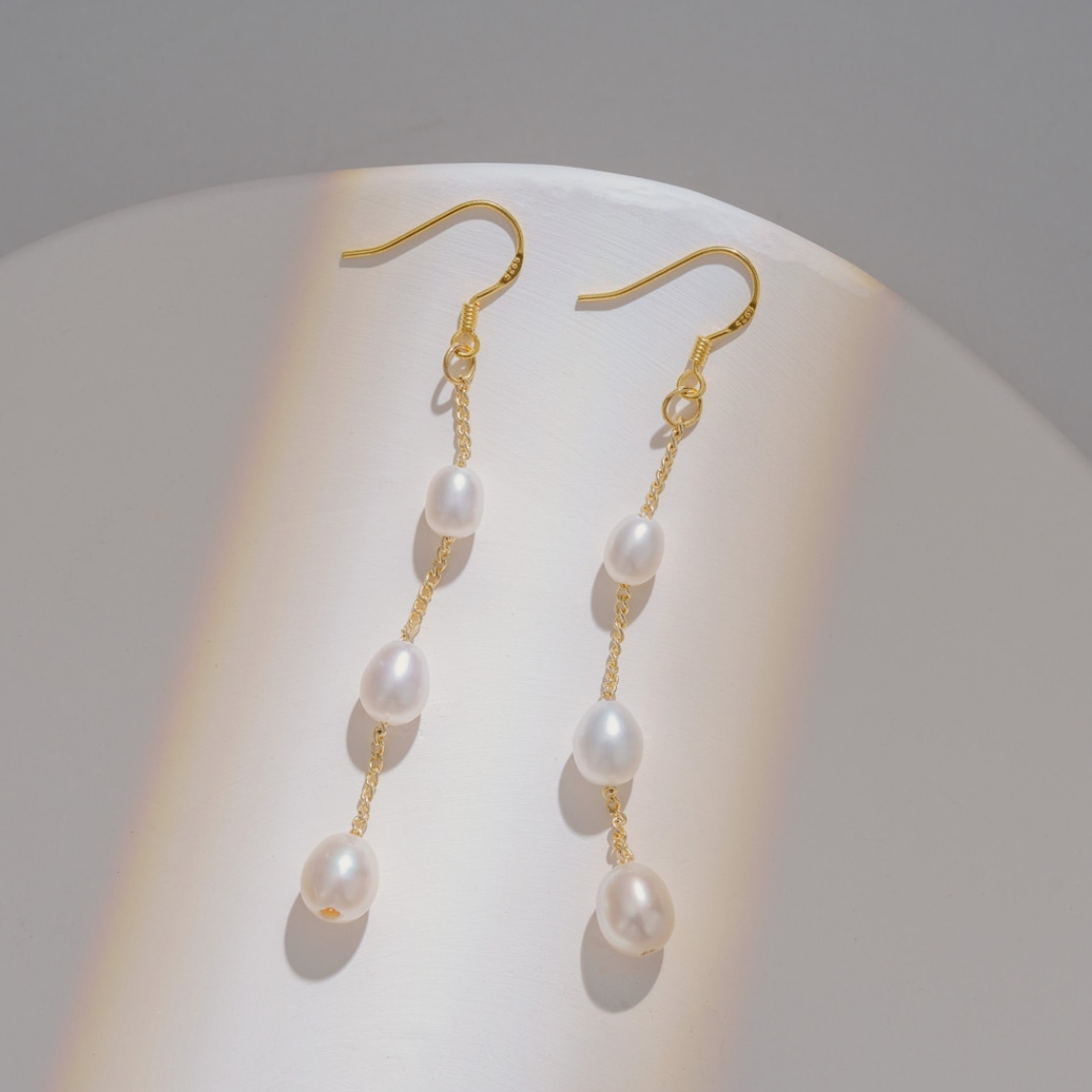 Pendientes colgantes con varias gotas de perlas