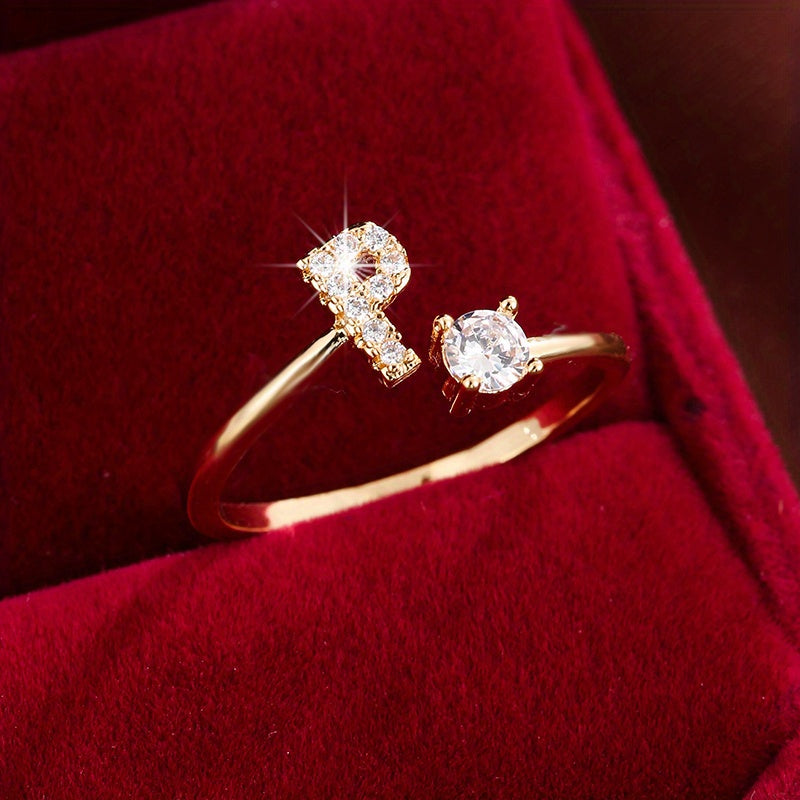 Nova – Anillo abierto contemporáneo con inicial y circonitas