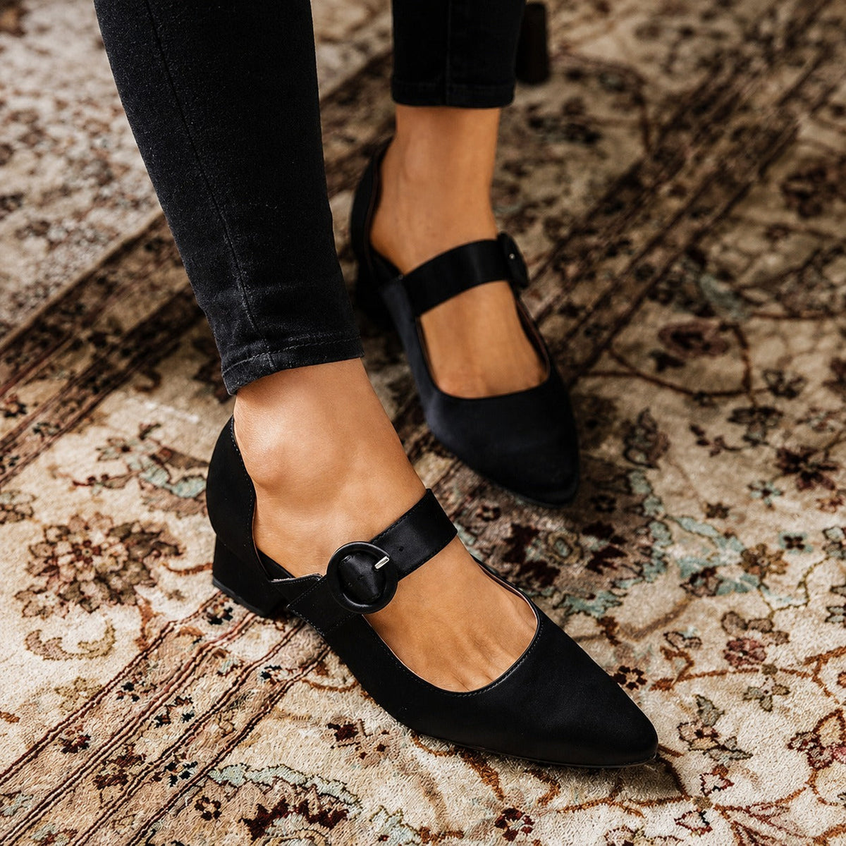 Mandy - Elegancia y comodidad en un zapato de tacón alto