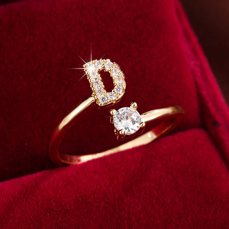 Nova – Anillo abierto contemporáneo con inicial y circonitas