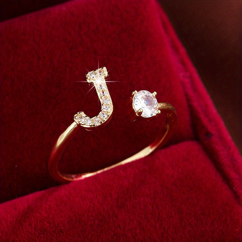 Nova – Anillo abierto contemporáneo con inicial y circonitas