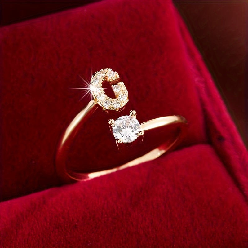 Nova – Anillo abierto contemporáneo con inicial y circonitas