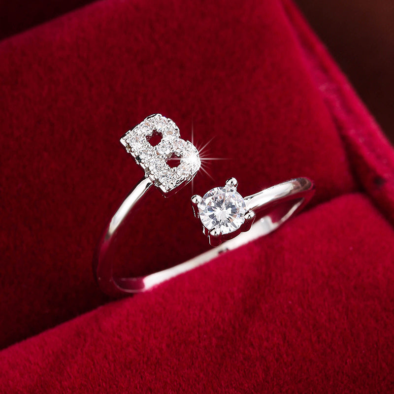 Nova – Anillo abierto contemporáneo con inicial y circonitas