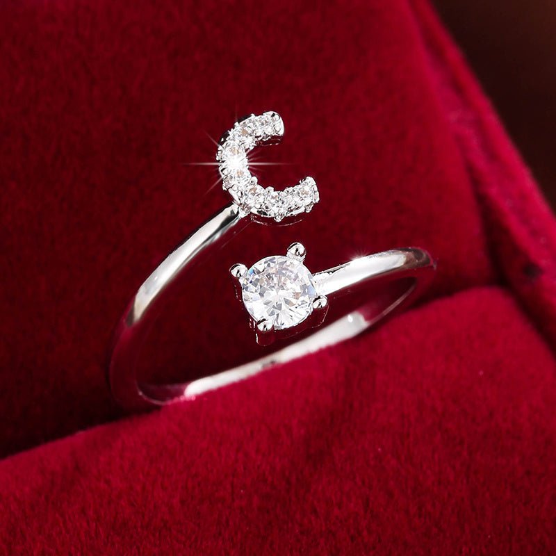Nova – Anillo abierto contemporáneo con inicial y circonitas