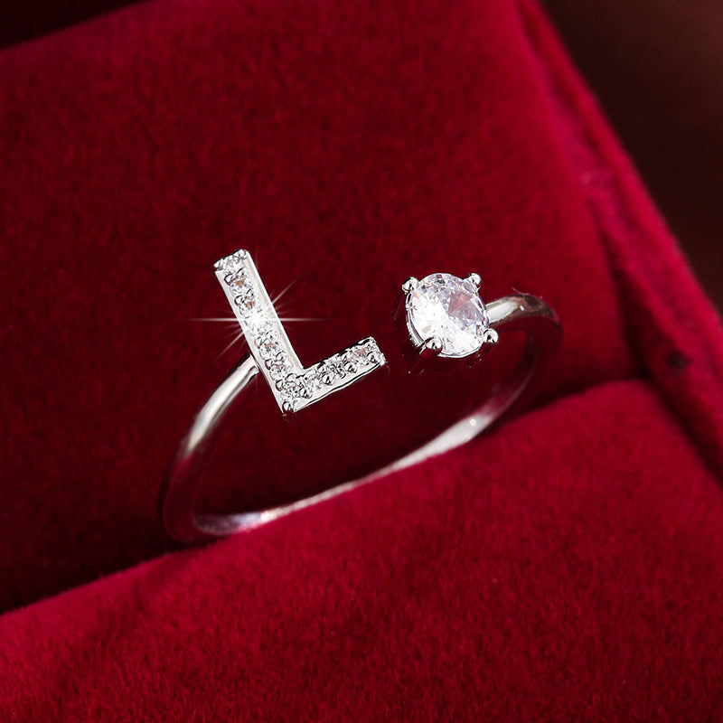 Nova – Anillo abierto contemporáneo con inicial y circonitas