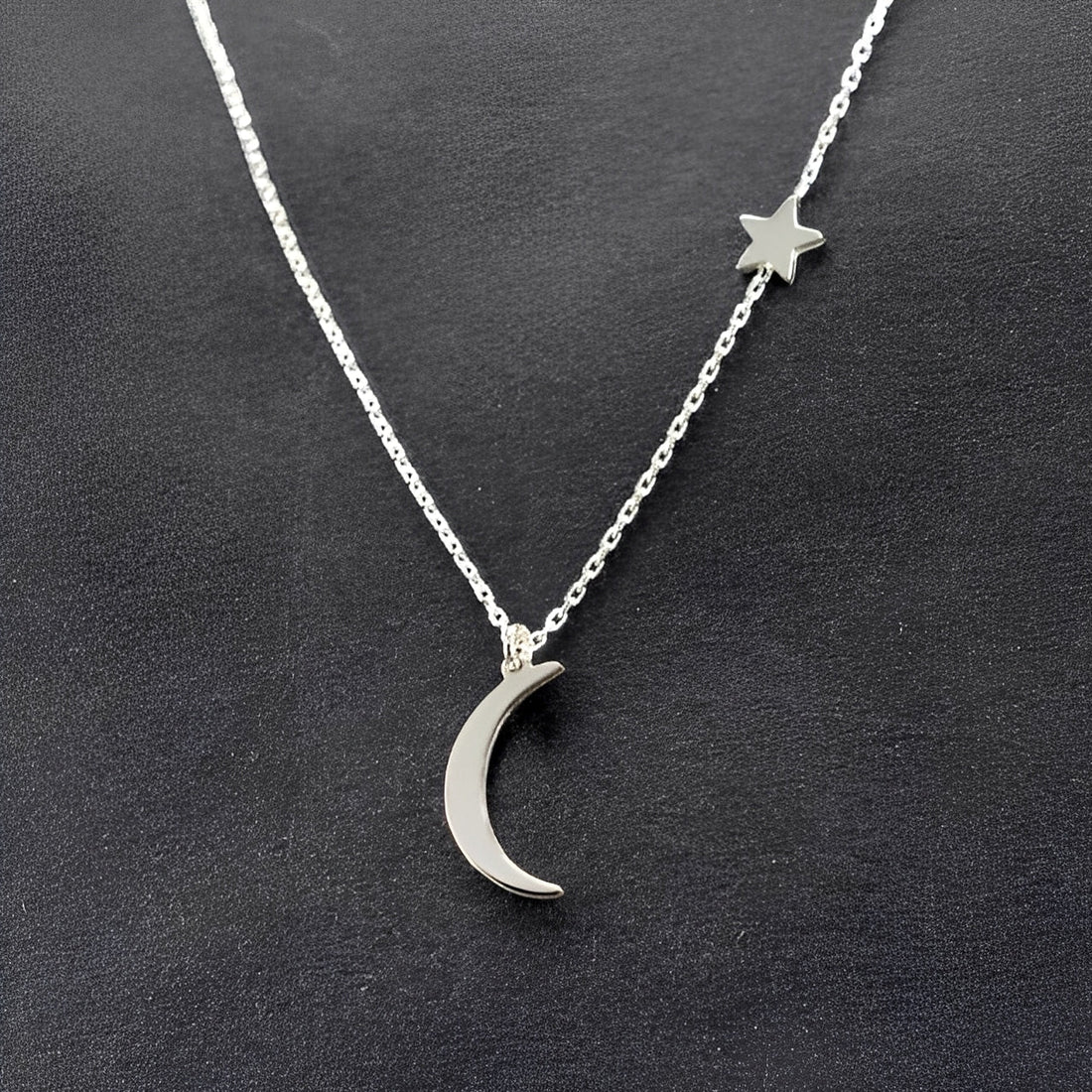 Lunaria – Collar Poético de Estrella y Luna