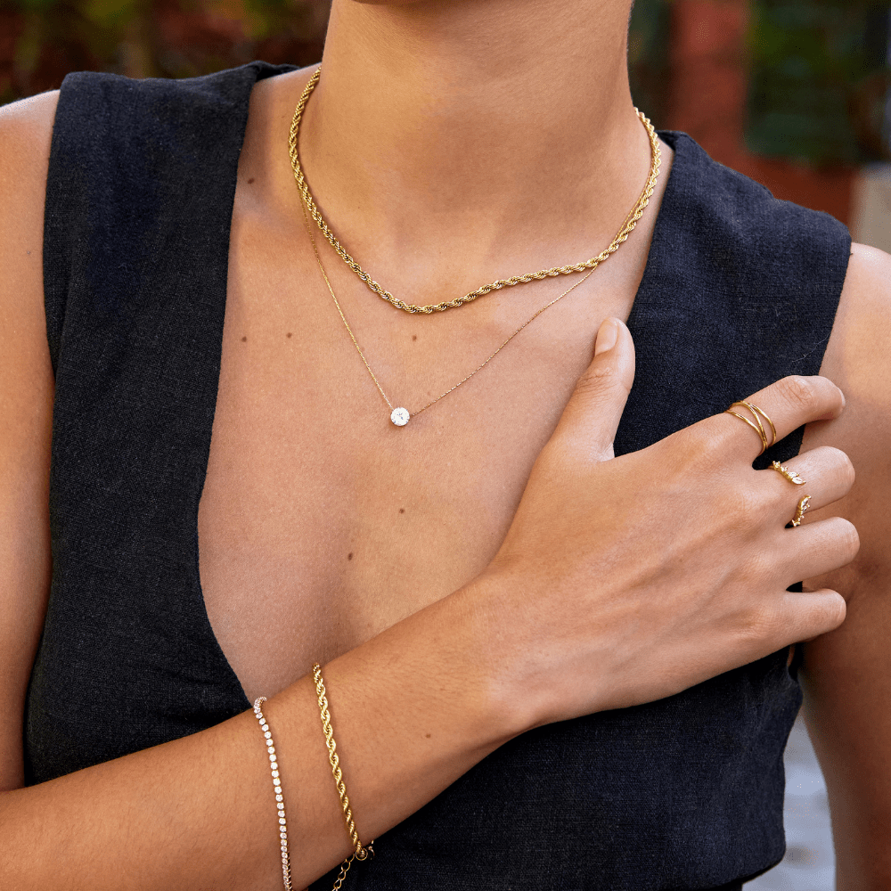 Amaris – Collar dorado con cristal redondo sofisticado