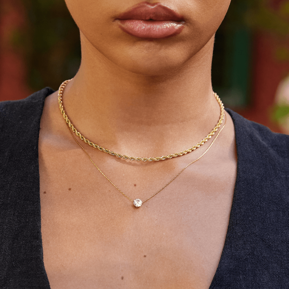 Amaris – Collar dorado con cristal redondo sofisticado