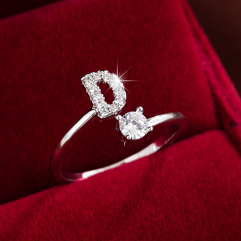 Nova – Anillo abierto contemporáneo con inicial y circonitas