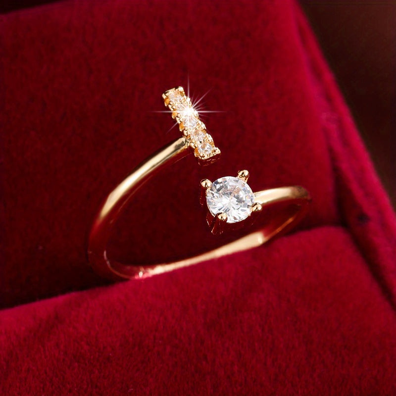 Nova – Anillo abierto contemporáneo con inicial y circonitas