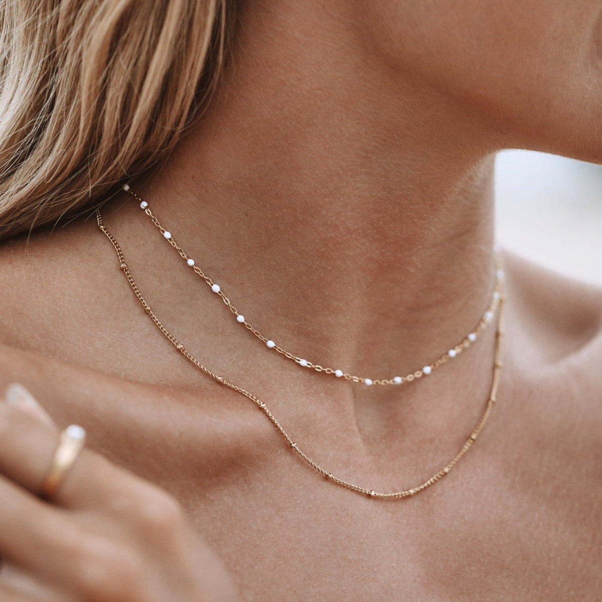 Aveline – Collar doble con perlas doradas y esmalte