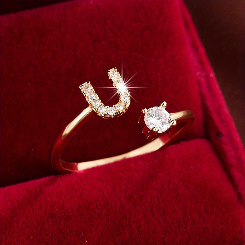 Nova – Anillo abierto contemporáneo con inicial y circonitas
