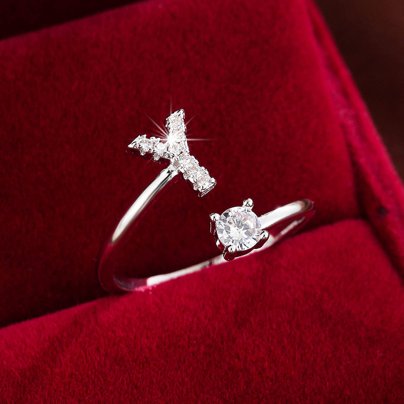 Nova – Anillo abierto contemporáneo con inicial y circonitas