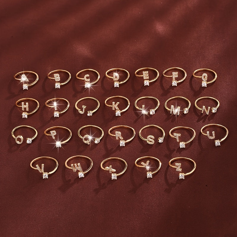 Nova – Anillo abierto contemporáneo con inicial y circonitas