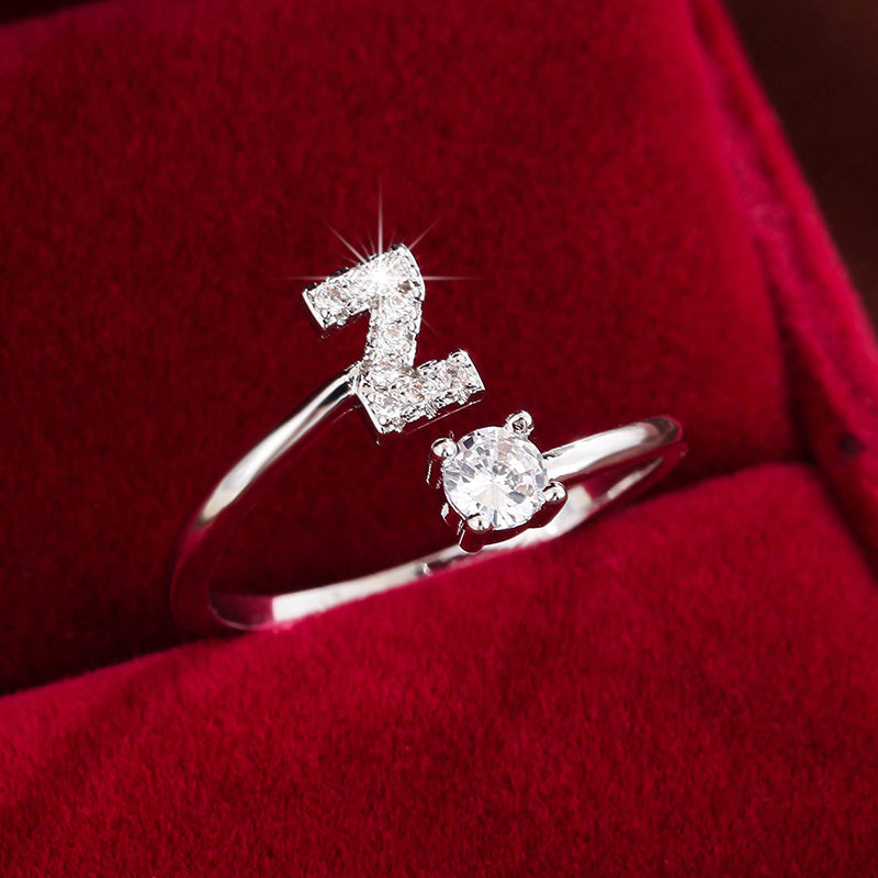 Nova – Anillo abierto contemporáneo con inicial y circonitas