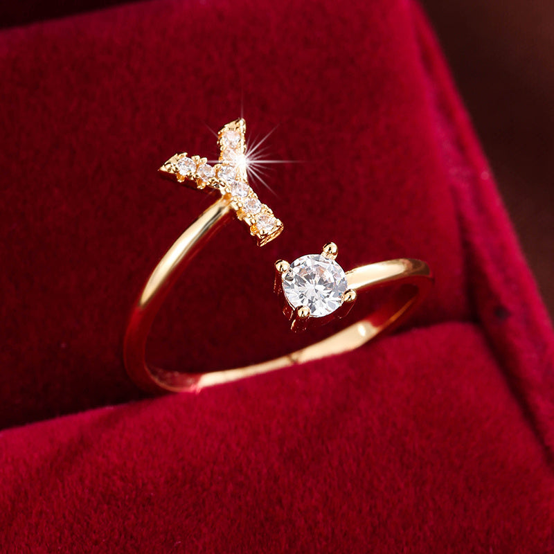 Nova – Anillo abierto contemporáneo con inicial y circonitas