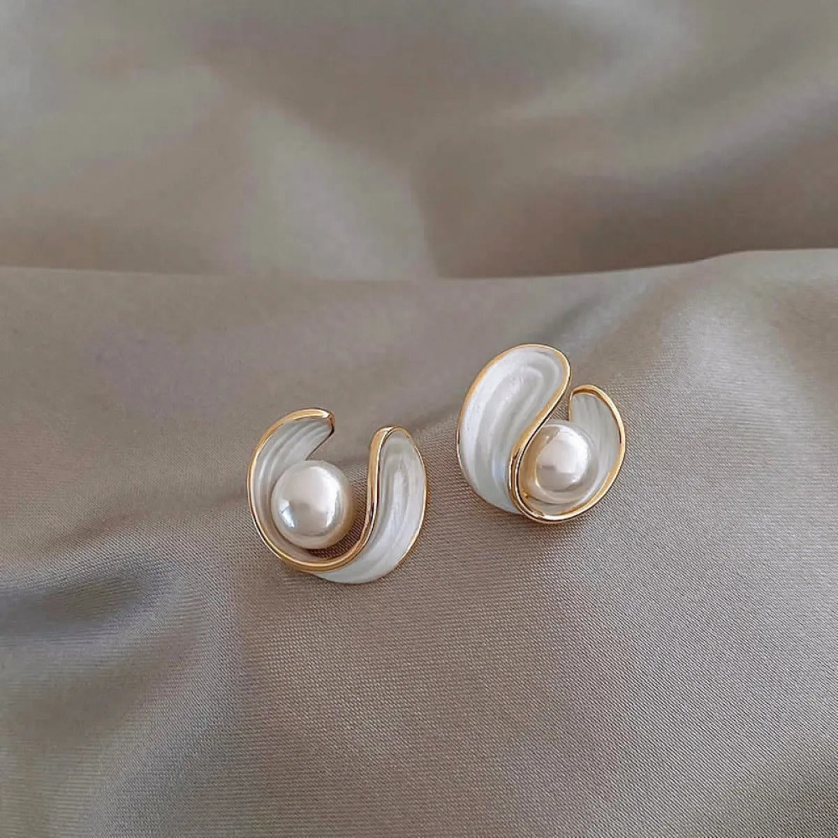 Alina – Pendientes elegantes de ópalo blanco, perla y dorado