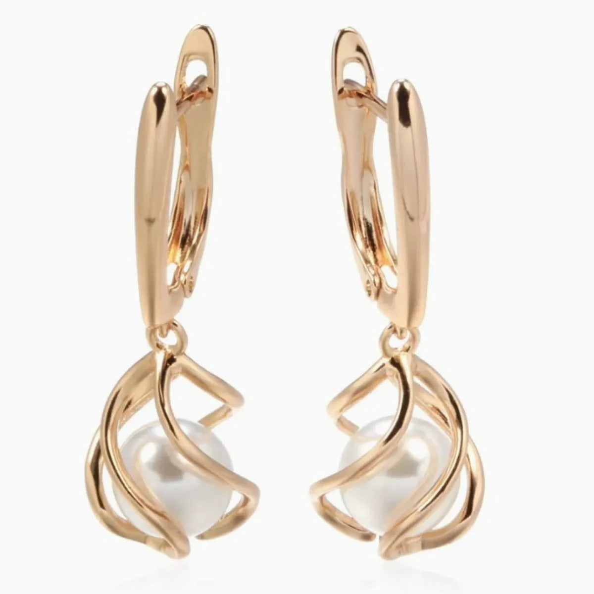 Lyanna – Pendientes de perlas doradas con brillo sutil