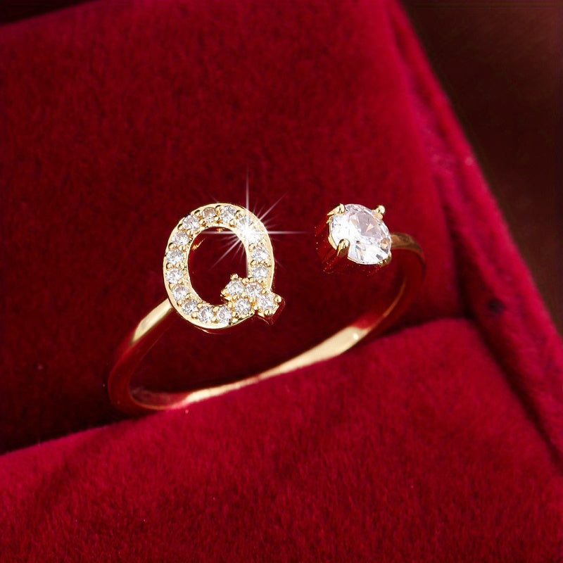 Nova – Anillo abierto contemporáneo con inicial y circonitas