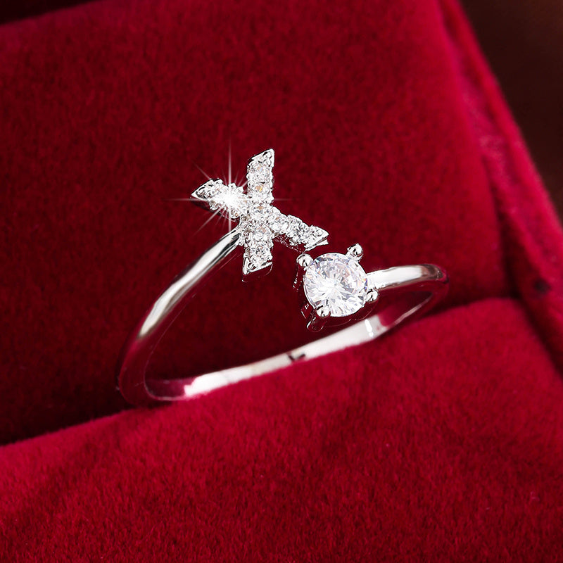 Nova – Anillo abierto contemporáneo con inicial y circonitas