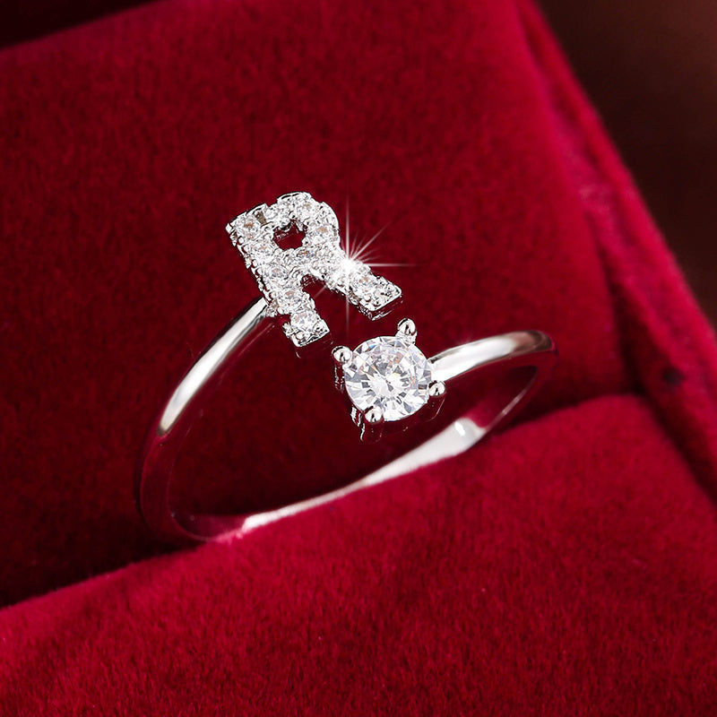 Nova – Anillo abierto contemporáneo con inicial y circonitas