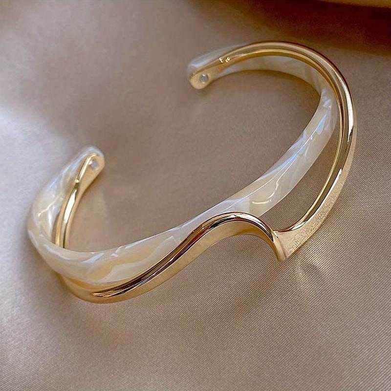 Brazalete ondulado con detalles de perlas - Brazalete de oro bañado en 18K