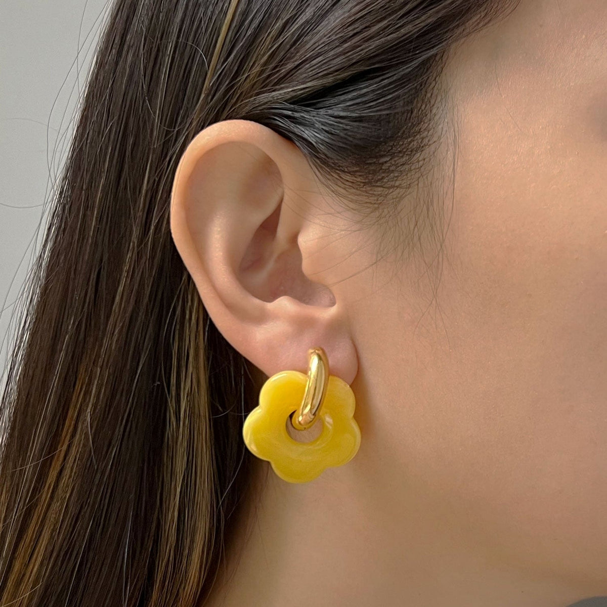 Aros donut amarillos con colgante floral