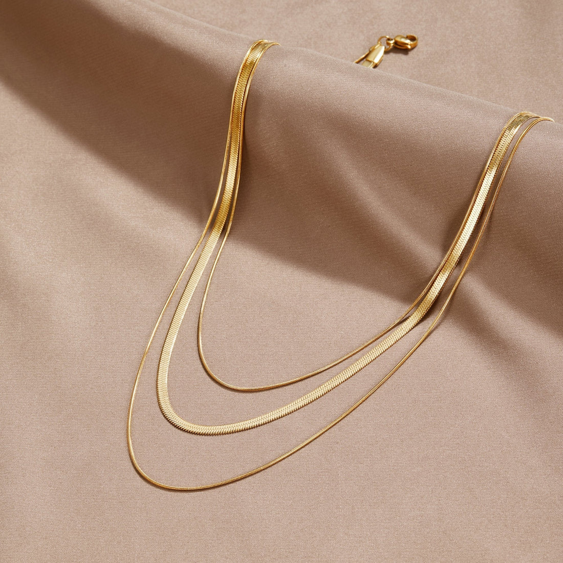 Agot – Collar de Cadenas Multicapa Dorado