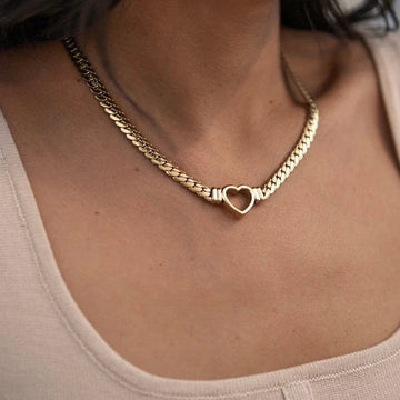 Ara – Collar corazón dorado