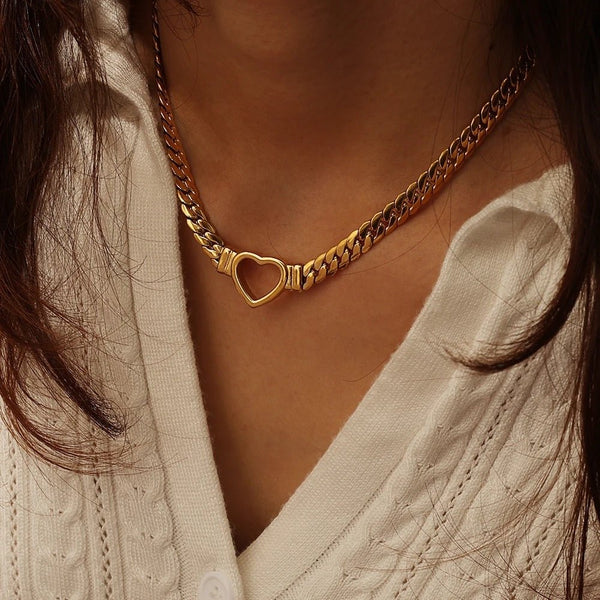 Ara – Collar corazón dorado