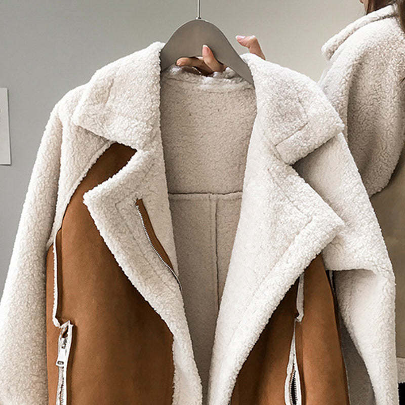 Abrigo de peluche para mujer con cuello amplio y corte oversize con bolsillos con cremallera