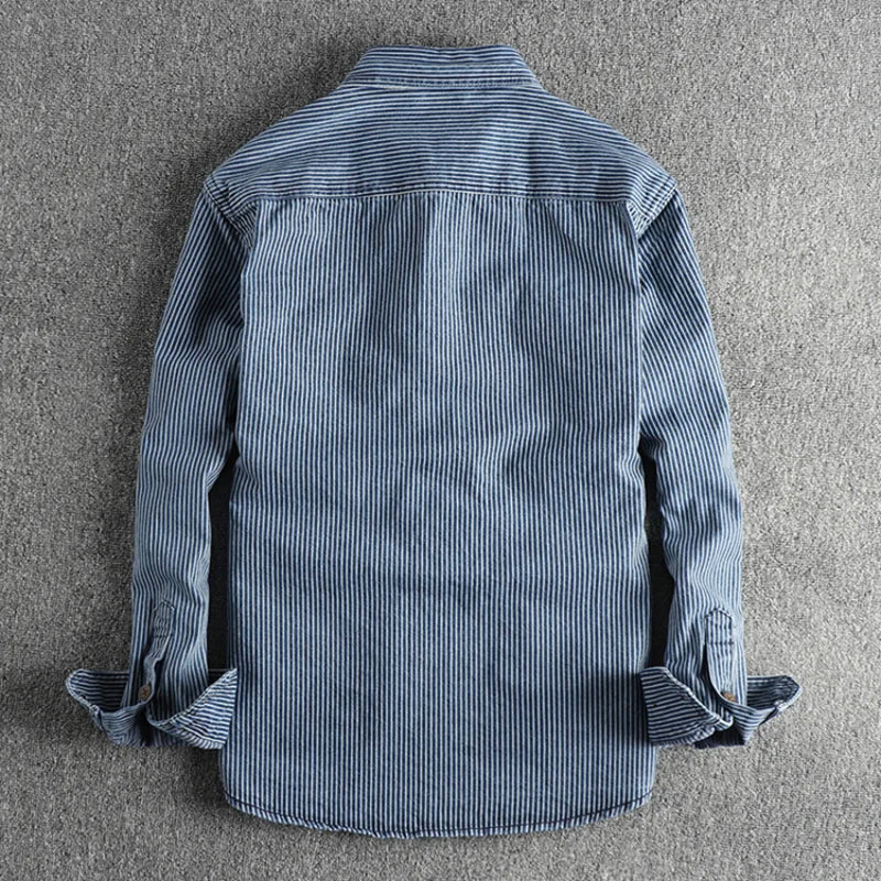 Camisa de hombre a rayas con mangas largas y cierre de botones - corte recto
