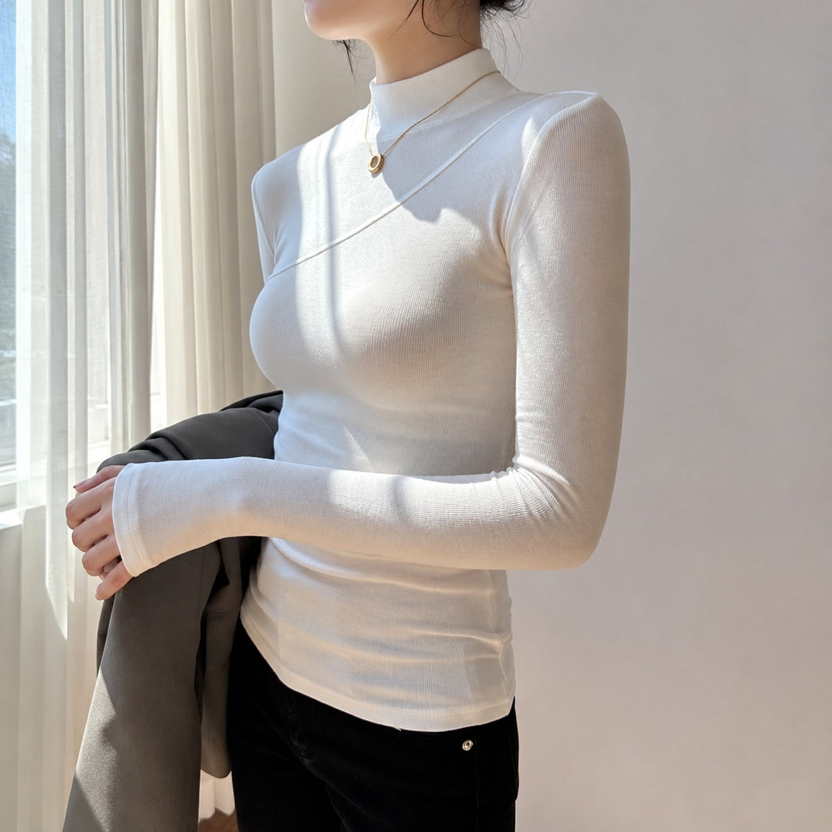 Camiseta mujer de manga larga cuello mock con diseño asimétrico ajuste slim