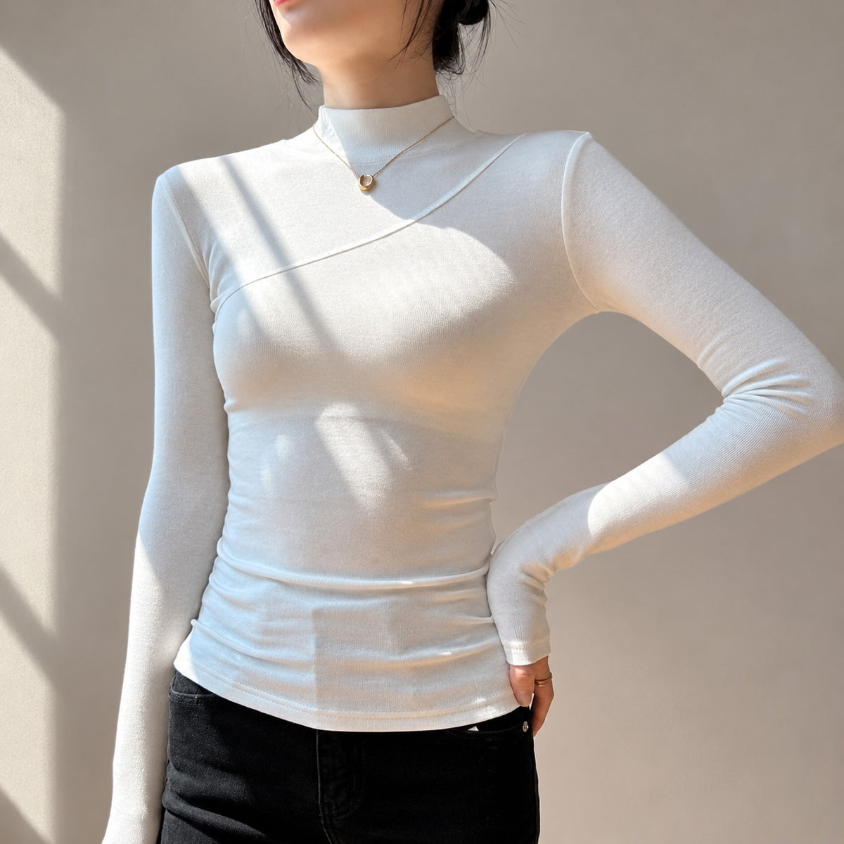 Camiseta mujer de manga larga cuello mock con diseño asimétrico ajuste slim