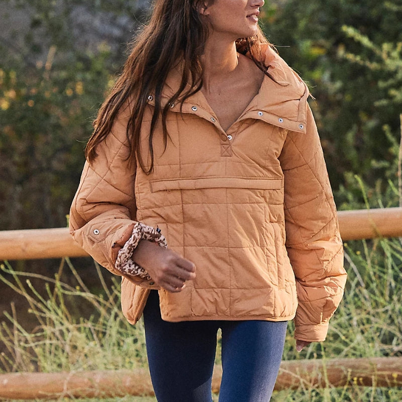 Chaqueta puffer para mujer con capucha, cierre de botones y diseño acolchado ligero