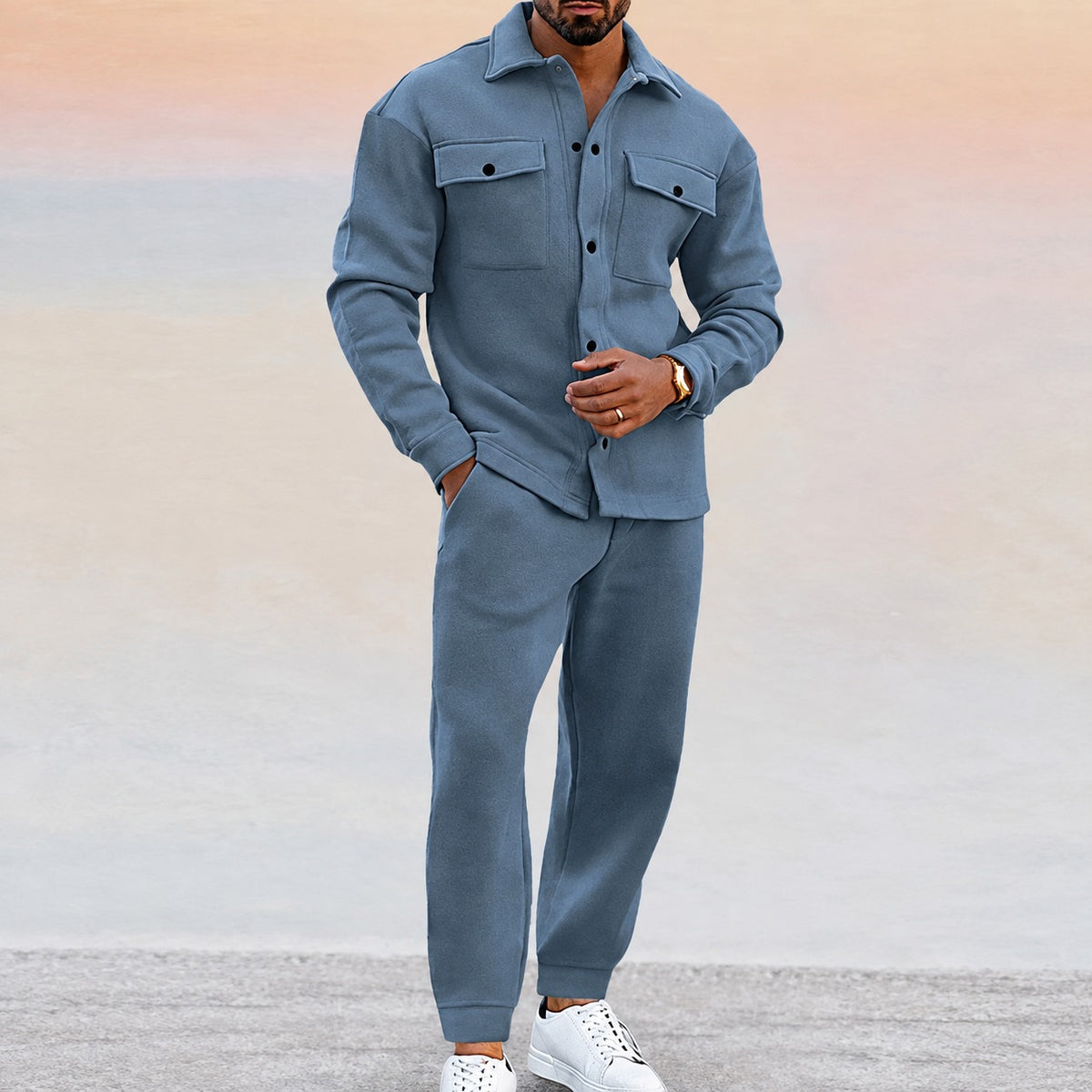 Conjunto hombre con chaqueta casual de botones y pantalones jogger con bolsillos